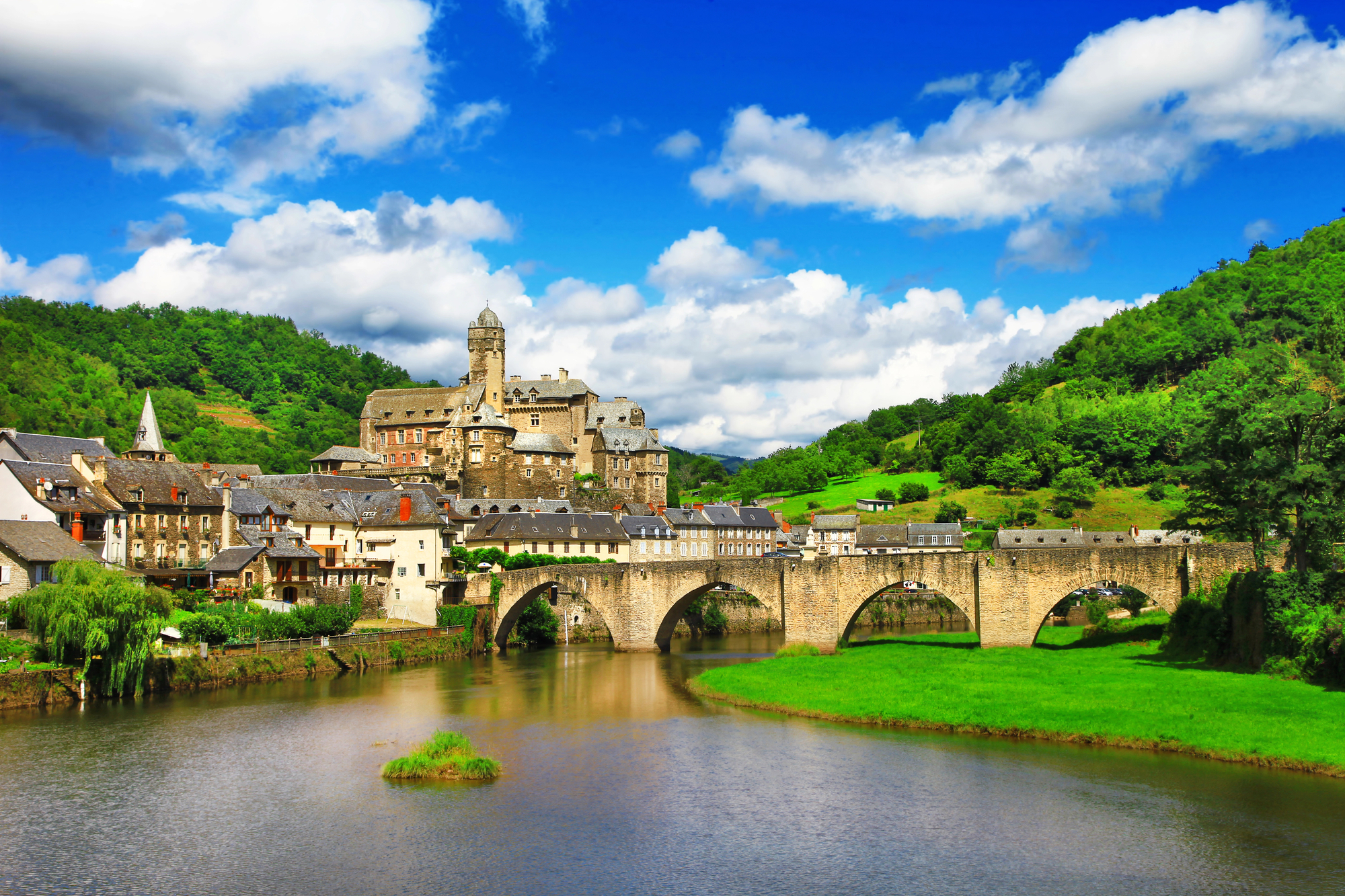 Estaing, Découvrez Estaing (Aveyron) dans la vallée du Lot, halte sur la Via Podiensis vers Compostelle dominée par son château médiéval, un des plus beaux villages de France /crédit MAUGLI - DepositPhoto