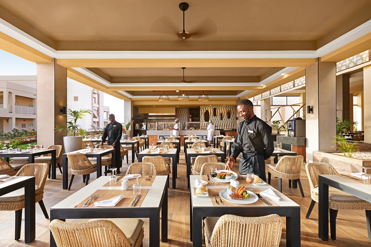 Au total, l'hôtel propose quatre restaurants  : la table principale « Yassa » (buffet de cuisine internationale), le restaurant italien « Veneto », le « Dorayaki » et ses spécialités asiatiques, le restaurant de grillades et le « Pepe’s Food », un buffet de grillades.  - Photo RIU