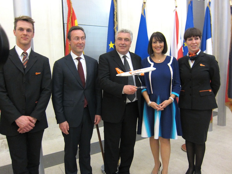 Carolyn McCall, la directrice générale d'easyJet, entourée par Fabrice Brégnier le président d'Airbus et Frédéric Cuvillier, le ministre chargé des transports. Photo LAC Carolyn McCall, la directrice générale d'easyJet, entourée par Fabrice Brégnier le président d'Airbus et Frédéric Cuvillier, le ministre chargé des transports. Photo LAC