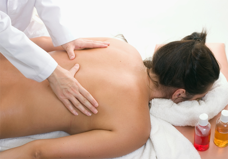 Le massage suédois est plutôt vigoureux avec une succession d’étapes bien définies, que l’on retrouve dans de nombreux massages relaxants ou esthétiques -© Leah-Anne Thompson - Fotolia.com