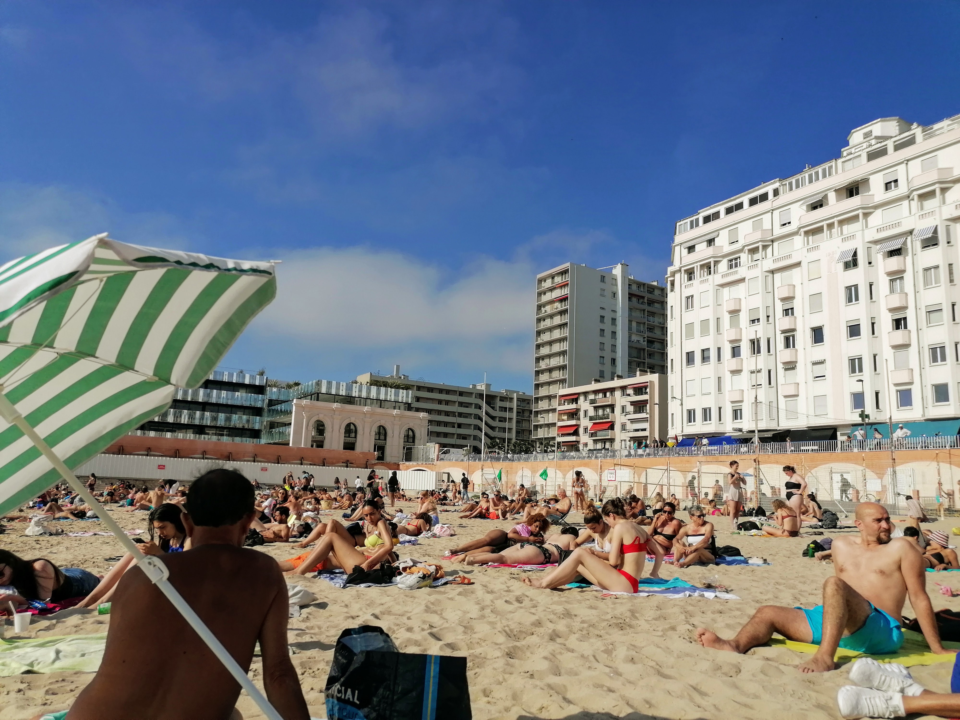 Dès le début du mois de mai, les fortes chaleurs attiraient les touristes sur les plages de Marseille - crédit : Juliette Pic