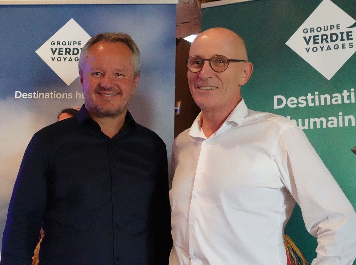 Yves Verdié en présent de Stéphane Gauthier l'ancien responsable France de Best Western pour les retrouvailles du groupe Verdié Voyages - DR