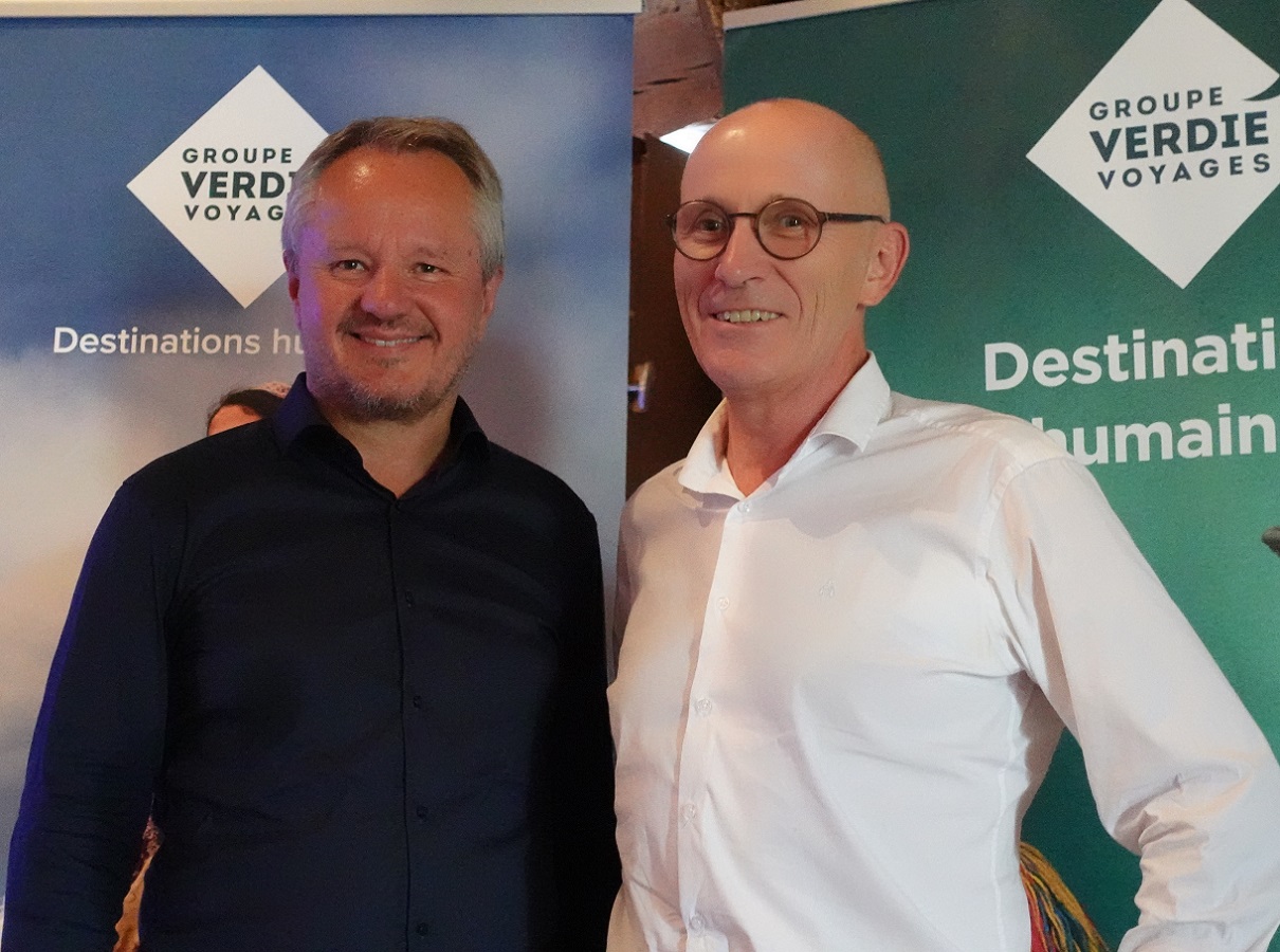 Yves Verdié en présent de Stéphane Gauthier l'ancien responsable France de Best Western pour les retrouvailles du groupe Verdié Voyages - DR Yves Verdié en présent de Stéphane Gauthier l'ancien responsable France de Best Western pour les retrouvailles du groupe Verdié Voyages - DR