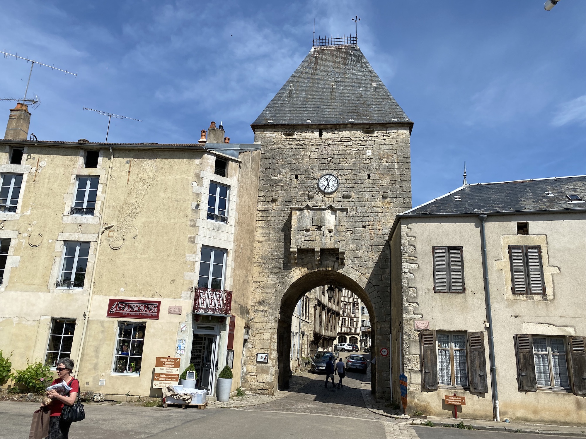 La porte de Noyers-sur-Serein, l'un des Plus Beaux Villages de France - DR : B.C.