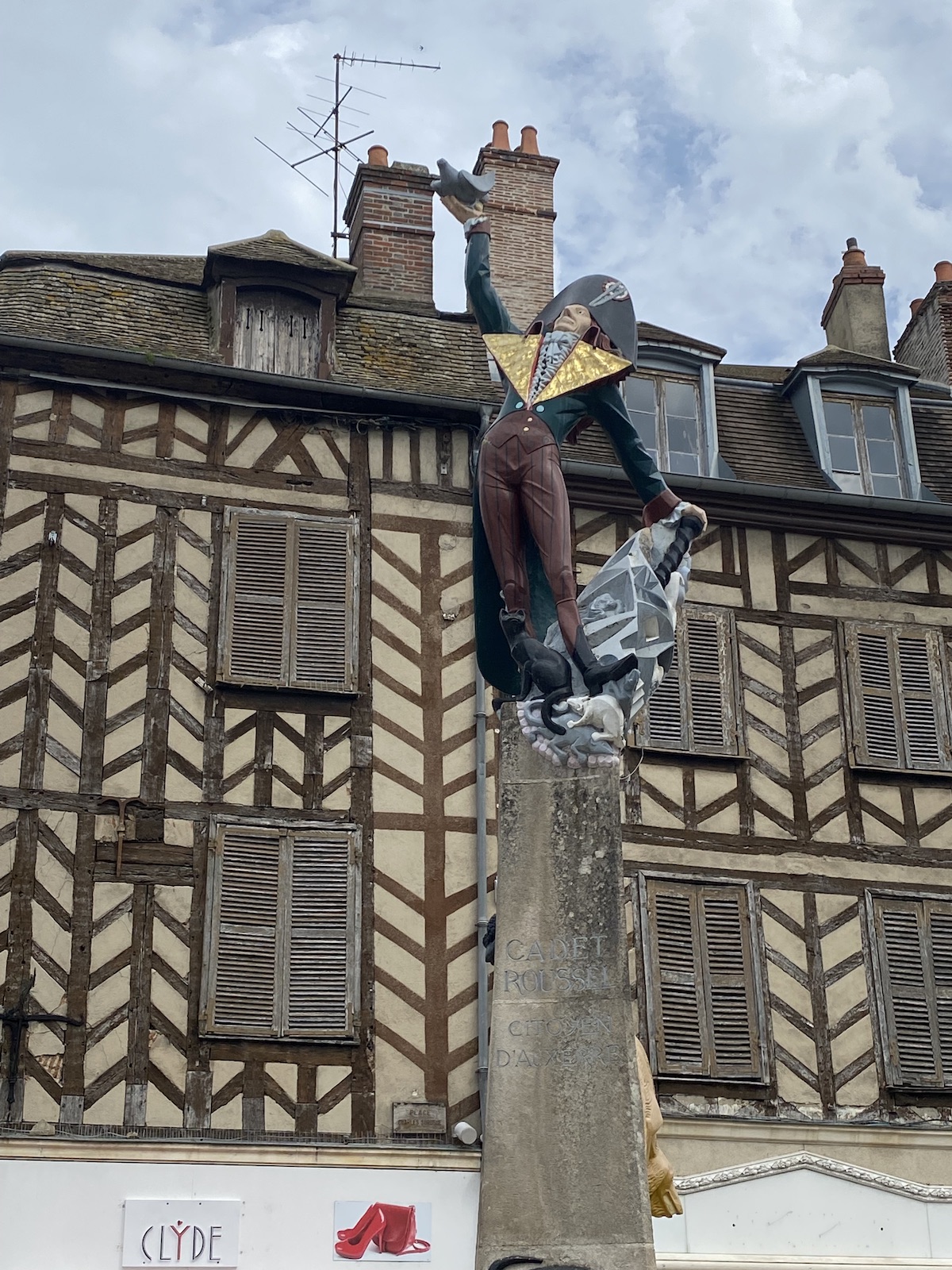 La statue de Guillaume Rousselle, huissier du XVIIIe siècle, plus connu sous le pseudo de Cadet Rousselle - DR : B.C. La statue de Guillaume Rousselle, huissier du XVIIIe siècle, plus connu sous le pseudo de Cadet Rousselle - DR : B.C.