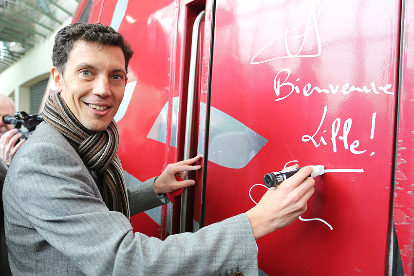 Franck Gervais, le directeur de Thalys apose sa signature sur le premier train direct entre Lille et Amsterdam. Photo Maxime Dufour