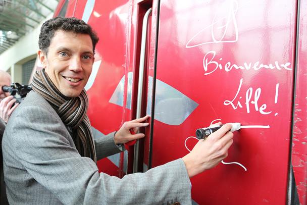 Franck Gervais, CEO of Thalys appends his signature on the first direct train from Lille to Amsterdam. Photo Maxime Dufour.