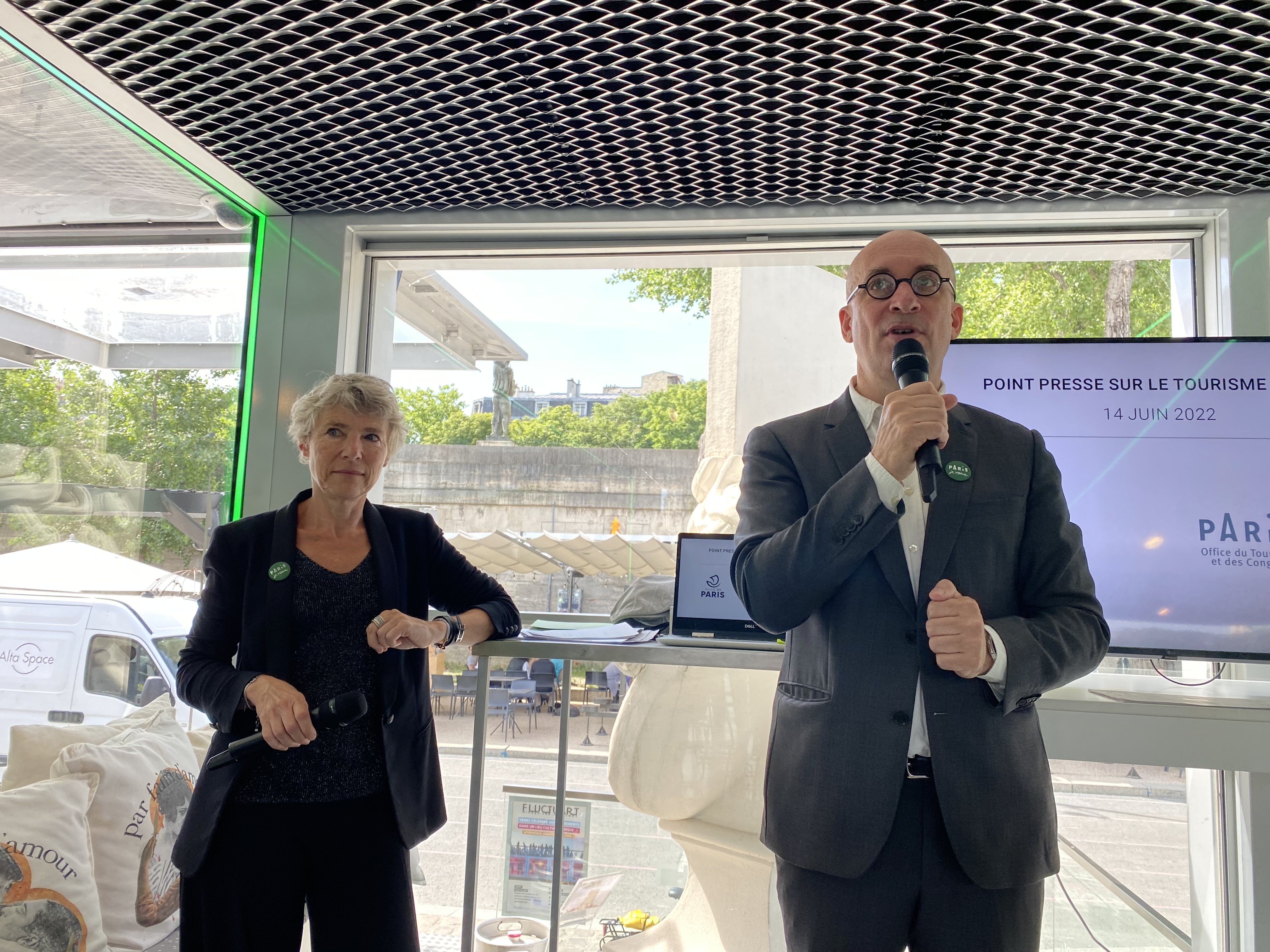 Corinne Ménégaux, directrice de l'OTCP, et Frédéric Hocquart, adjoint à la maire de Paris, en charge du Tourisme (©B.C.)