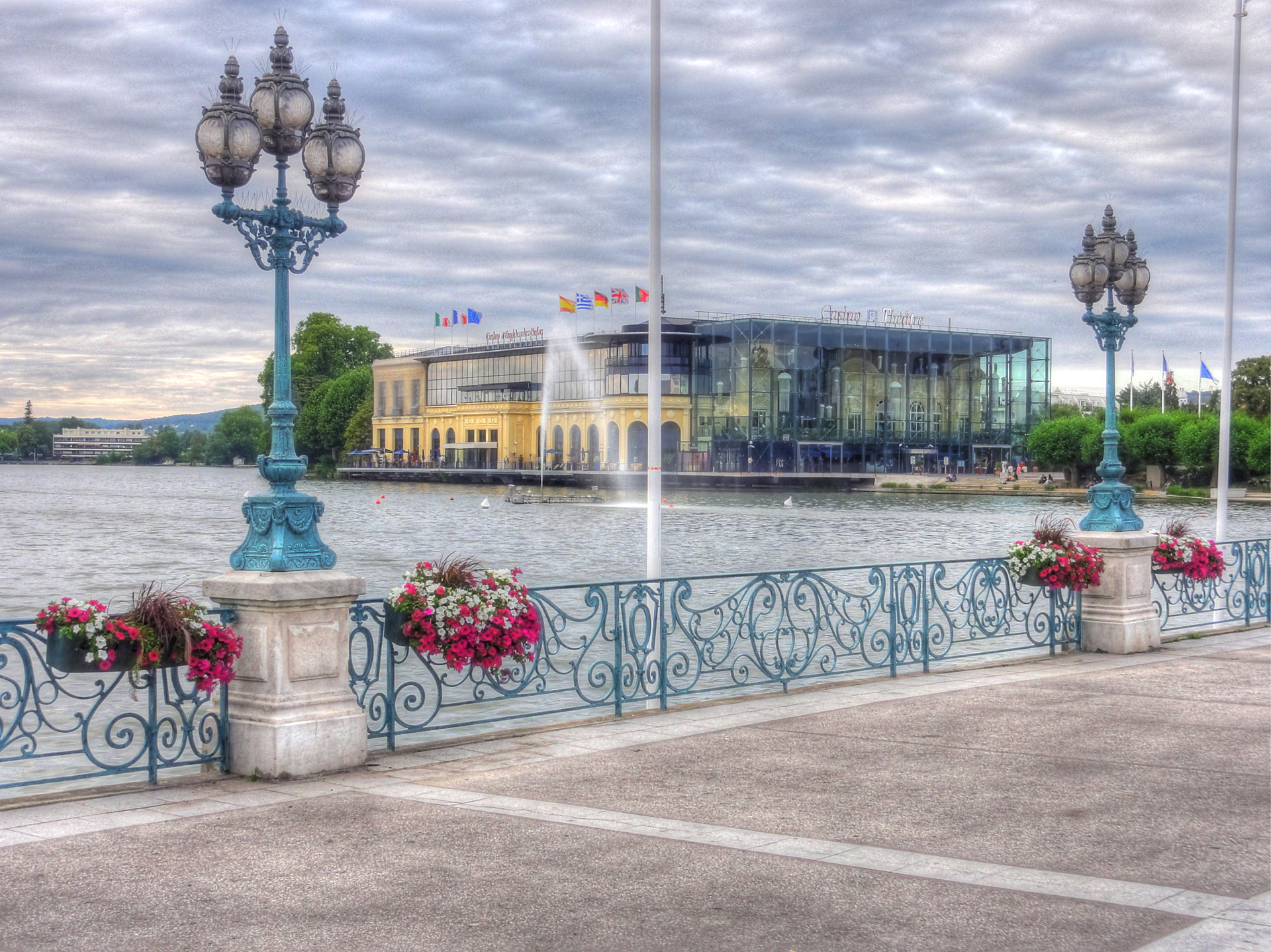 La jetée du lac et le casino d'Enghien-les-Bains (©wikipedia)