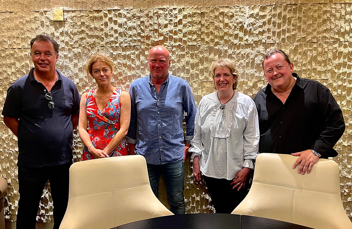 L'équipe de choc de Salaun Holidays, qui a fait découvrir à une vingtaine de médias nationaux et spécialisés, l'île de Chypre et ses trésors. De gauche à droite Luc Le Saos, responsable de Production; Jackie Le Page, responsable Presse; Jean-Michel Caradec, DG Groupes, Florence Seguin, responsable Production et Christophe Chaillou, Créative Tours, réceptif Chypre/crédit JDL L'équipe de choc de Salaun Holidays, qui a fait découvrir à une vingtaine de médias nationaux et spécialisés, l'île de Chypre et ses trésors. De gauche à droite Luc Le Saos, responsable de Production; Jackie Le Page, responsable Presse; Jean-Michel Caradec, DG Groupes, Florence Seguin, responsable Production et Christophe Chaillou, Créative Tours, réceptif Chypre/crédit JDL