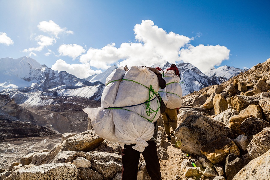 Après une avalanche qui a causé la mort de 13 de leurs collègues, les guides de haute montagne népalais sont en grève au moins jusqu'à fin mai - DR : © blas - Fotolia.com