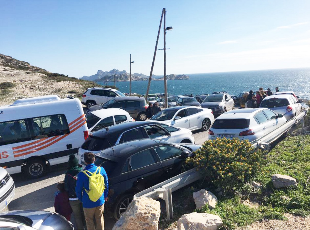 Un exemple de surtourisme : l'accès aux Calanques de Marseille, fin février 2021 - crédit : Parc National des Calanques