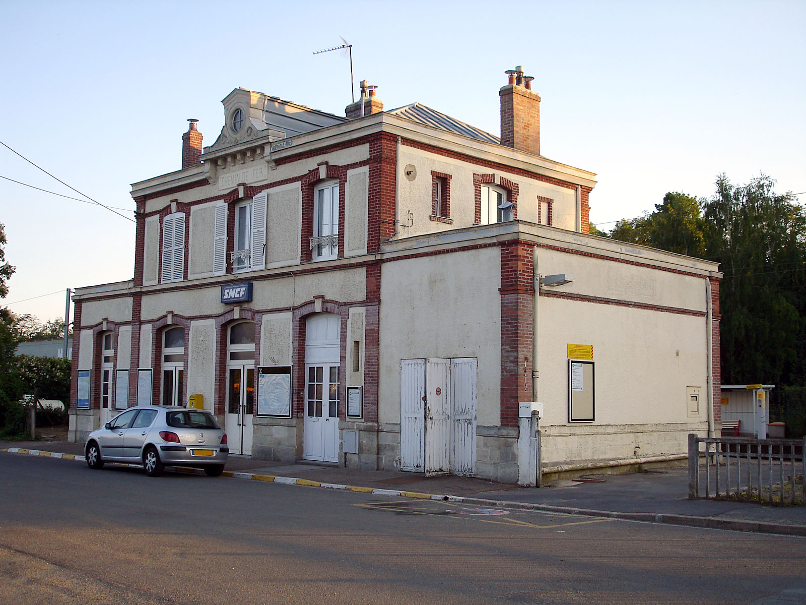 La gare d'Us en plein coeur du Parc naturel du Vexin, en attente d'aménagement pour accueillir la base opérationnelle de Vél'Ofil du Vexin (©DR)