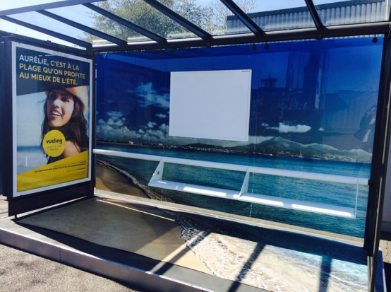 Vueling transforme les abribus parisiens en plage de sable fin pour promouvoir ses destinations - Photo DR