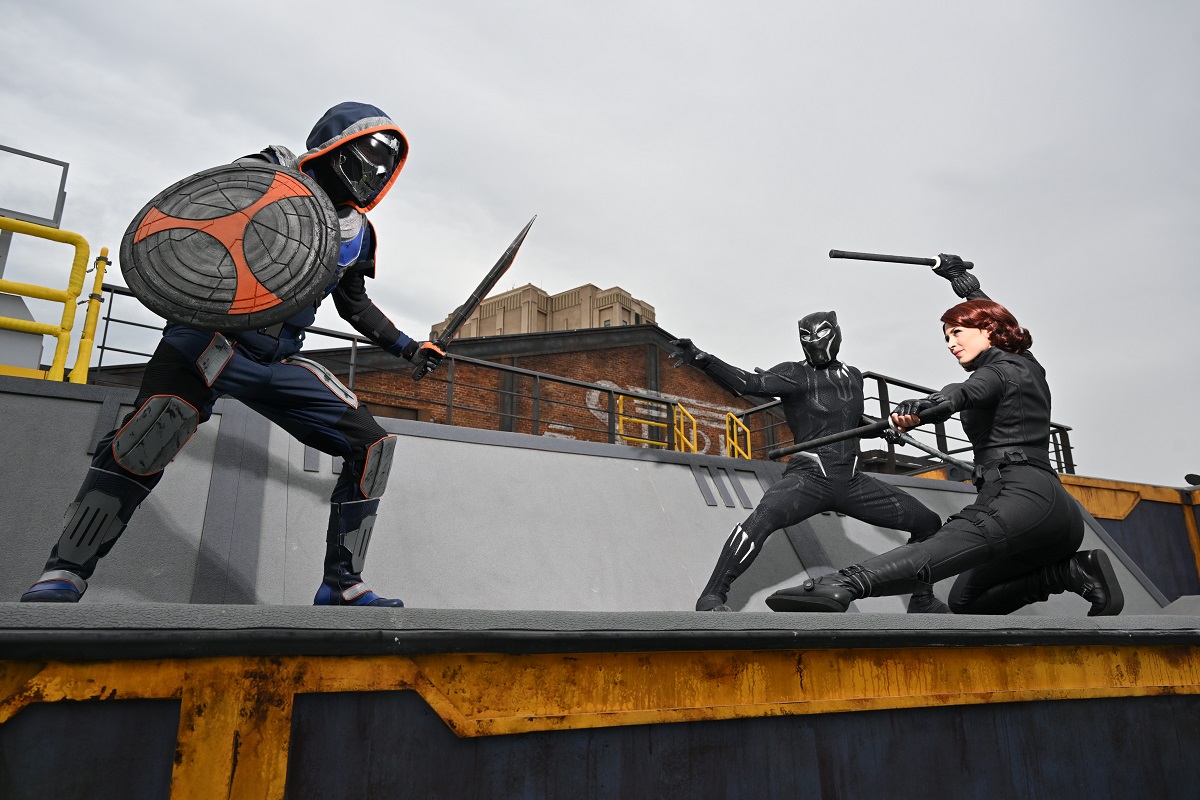 Black Widow et Black Panther unissent leurs forces sur les toits pour protéger Avengers Campus du dangereux Taskmaster et de ses agents - DR : Disneyland Paris