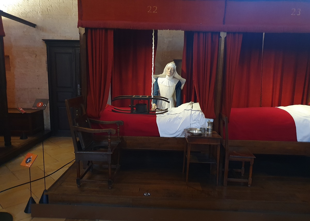 Recouvrant les murs, des lits en bois habillés de tissus rouges hébergeaient les malades - DR : J.-P.C. Recouvrant les murs, des lits en bois habillés de tissus rouges hébergeaient les malades - DR : J.-P.C.