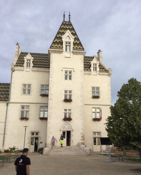 L’ancien château fort de Meursault, actuelle mairie et siège de la Kommandantur dans La Grande Vadrouille - DR : J.-P.C.