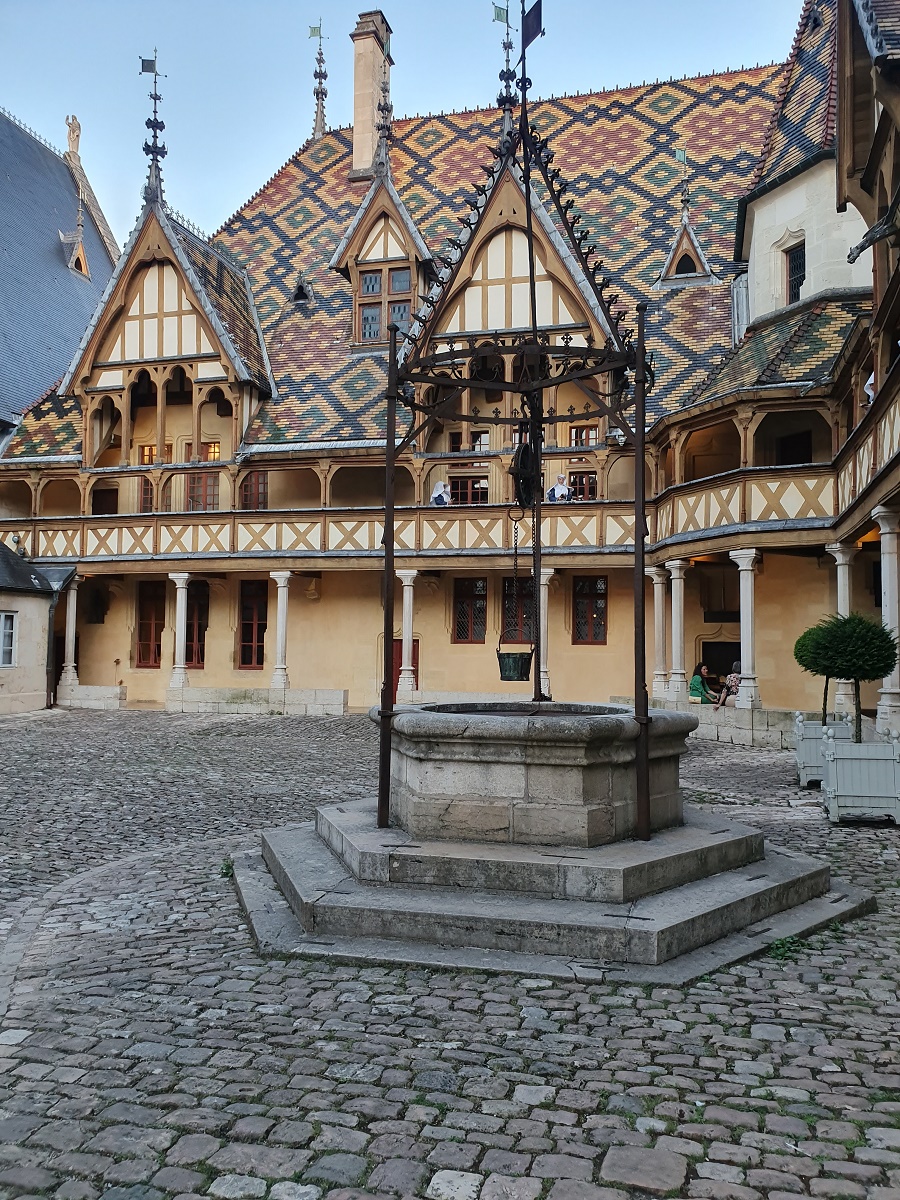 L'Hôtel Dieu, témoignage rare de l’architecture civile du Moyen-Age d’inspiration flamande - DR : J.-P.C.