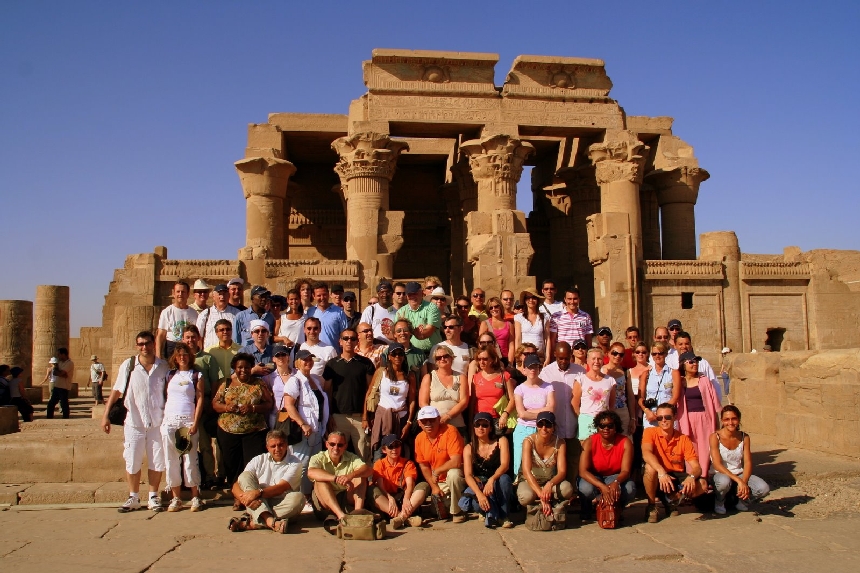 Les participants posent pour la postérité au temple de Kom Ombo (cliquer pour agrandir)