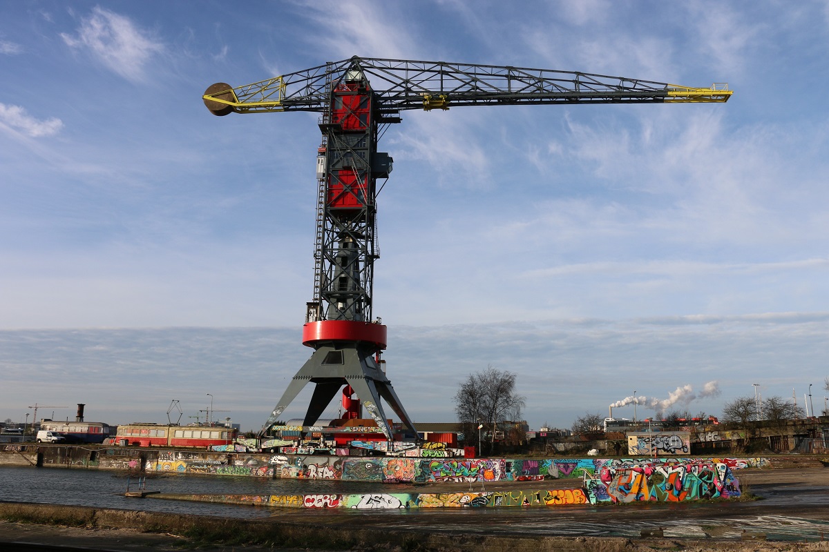 En 15 minutes de ferry depuis la gare d’Amsterdam Centraal, voici NDSM, ancien site de construction navale, où une immense grue portuaire abrite... un hôtel (Crane Faralda) - DR : J.-F.R.