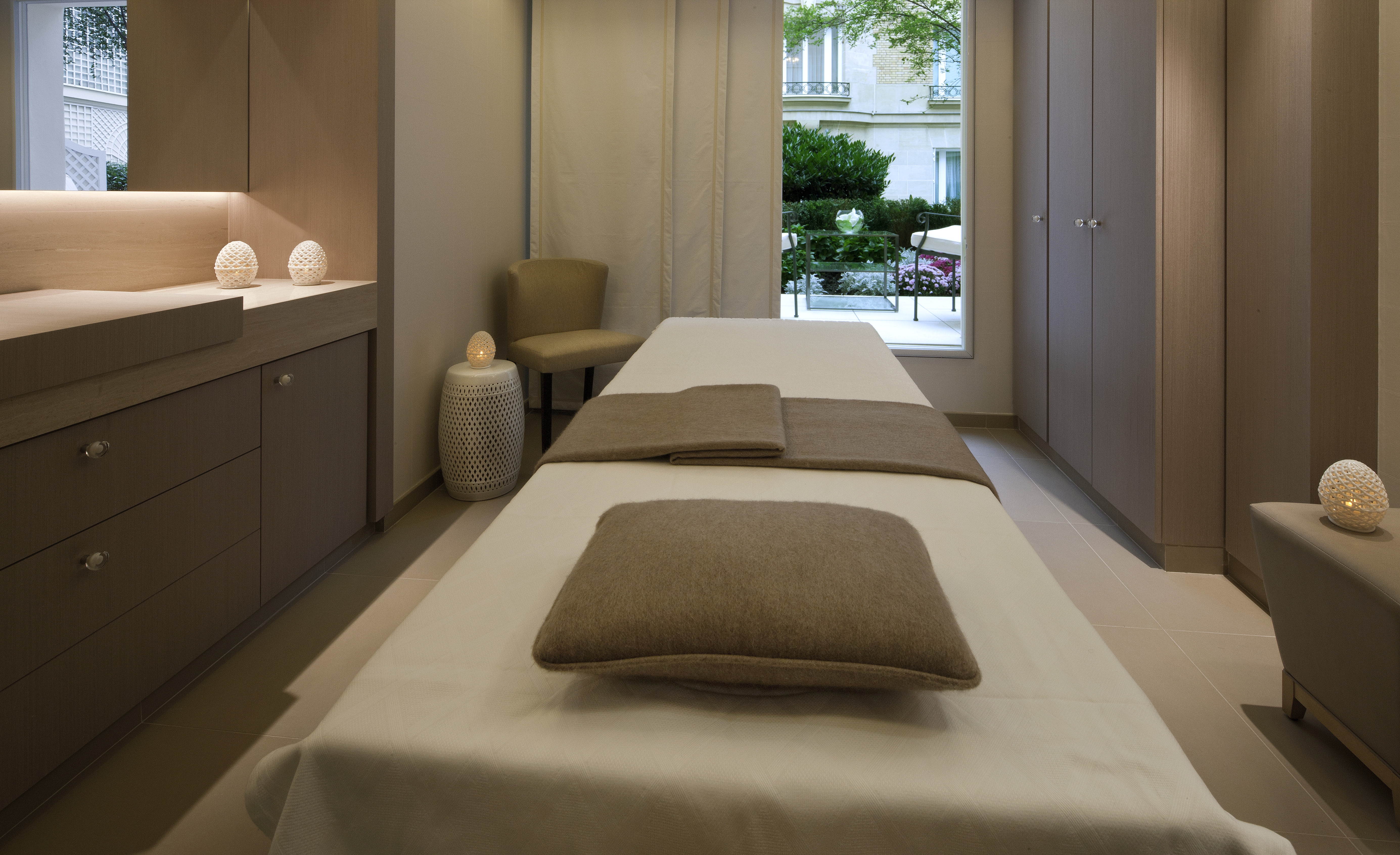 Une cabine du Spa Bristol by La Prairie ouverte sur un jardin fleuri ouverte sur un jardin fleuri