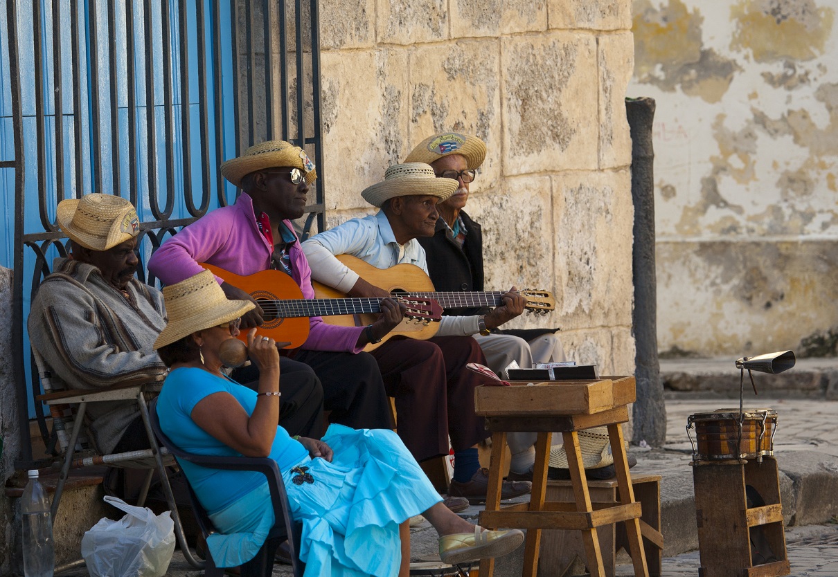 Née de multiples  métissages, de l’esclavage, des luttes coloniales, des rebellions contre des dictateurs  infidèles à leurs origines et à leur peuple, Cuba est un paradis musical pour les  Cubains d’abord et, pour leurs invités, ensuite -