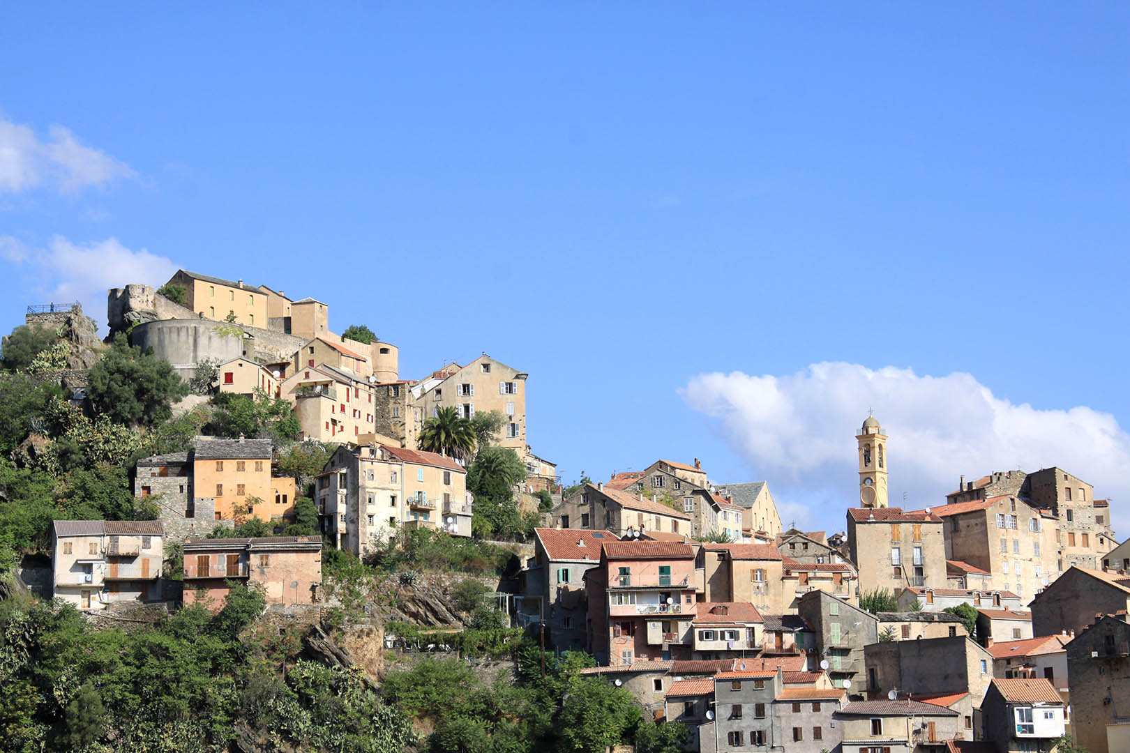 De village de montagne aux côtes du littoral (©Ollandini)