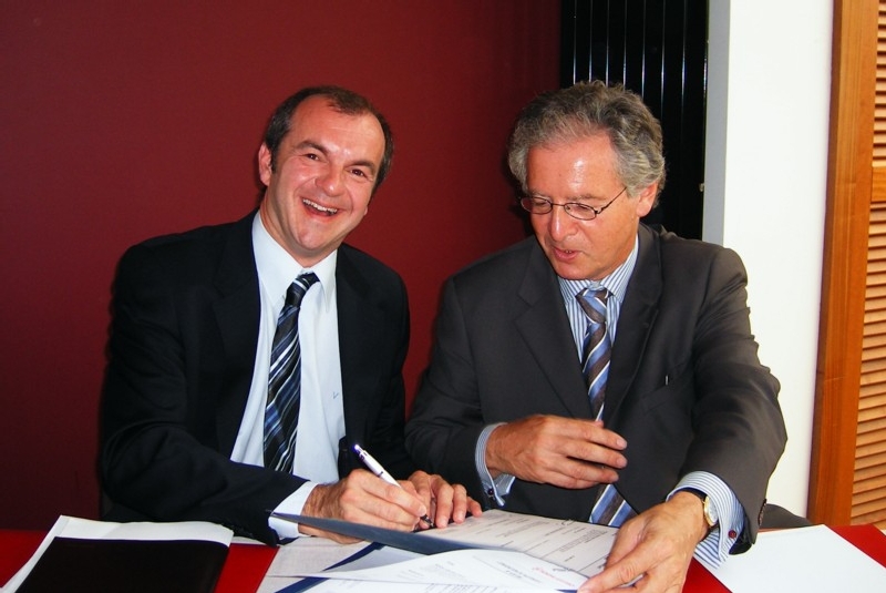 Christophe Aniel, Directeur Général Délégué de Mondial Assistance France et René-Marc Chikli, président du CETO, paraphent leur accord (Cliquer pour agrandir)