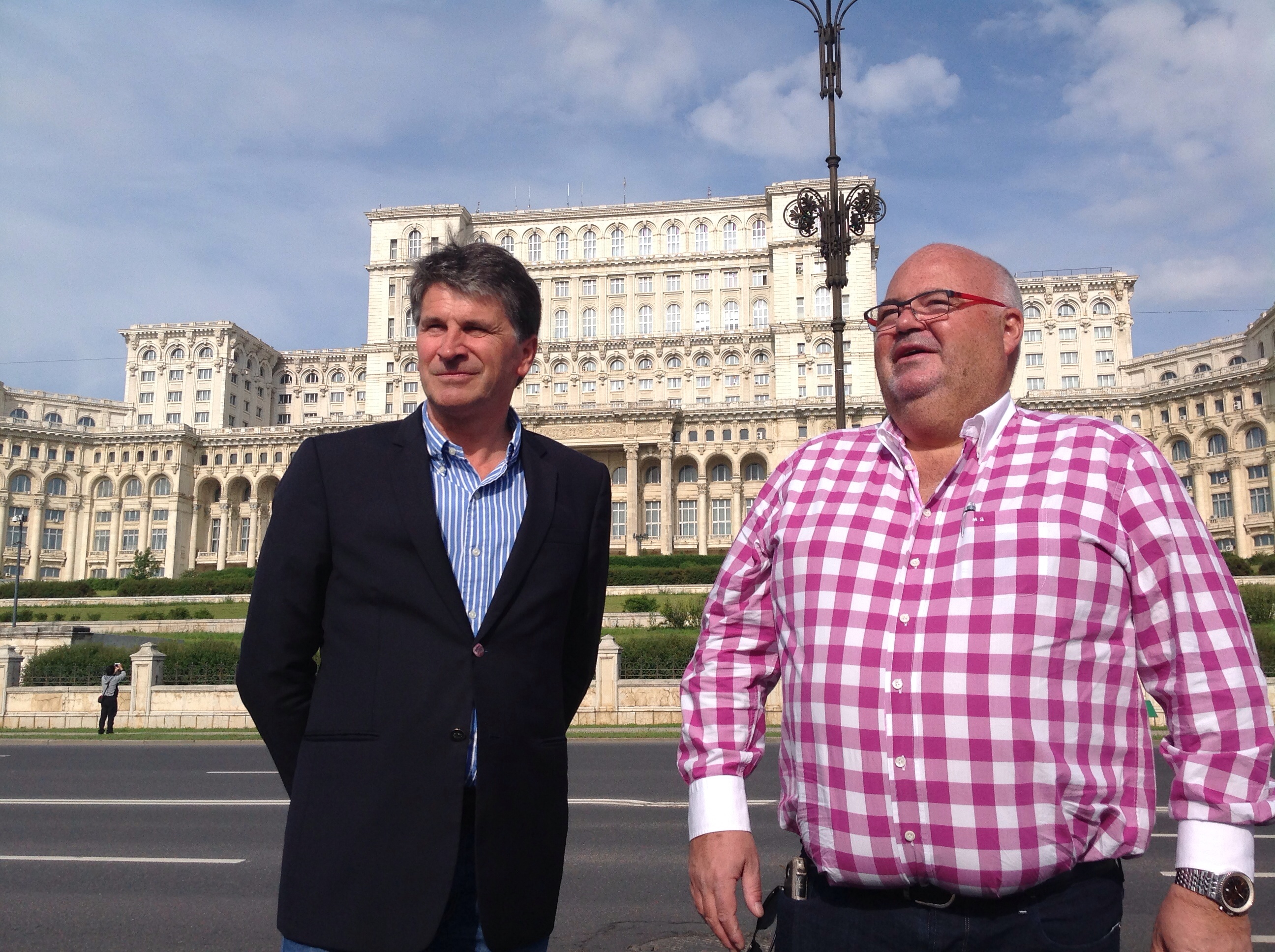 Michel Salaün, patron de Salün Holidays et Stéphane le Pennec posent devant le célèbre parlement de Bucarest. Les deux hommes, accompagnés de Florence Seguin, responsable produit, ont fait (re) découvrir à une vingtaine de journalistes de la presse professionnelle et grand public, une destination originale qui pourrait connaître un nouvel essor dans les années à venir.