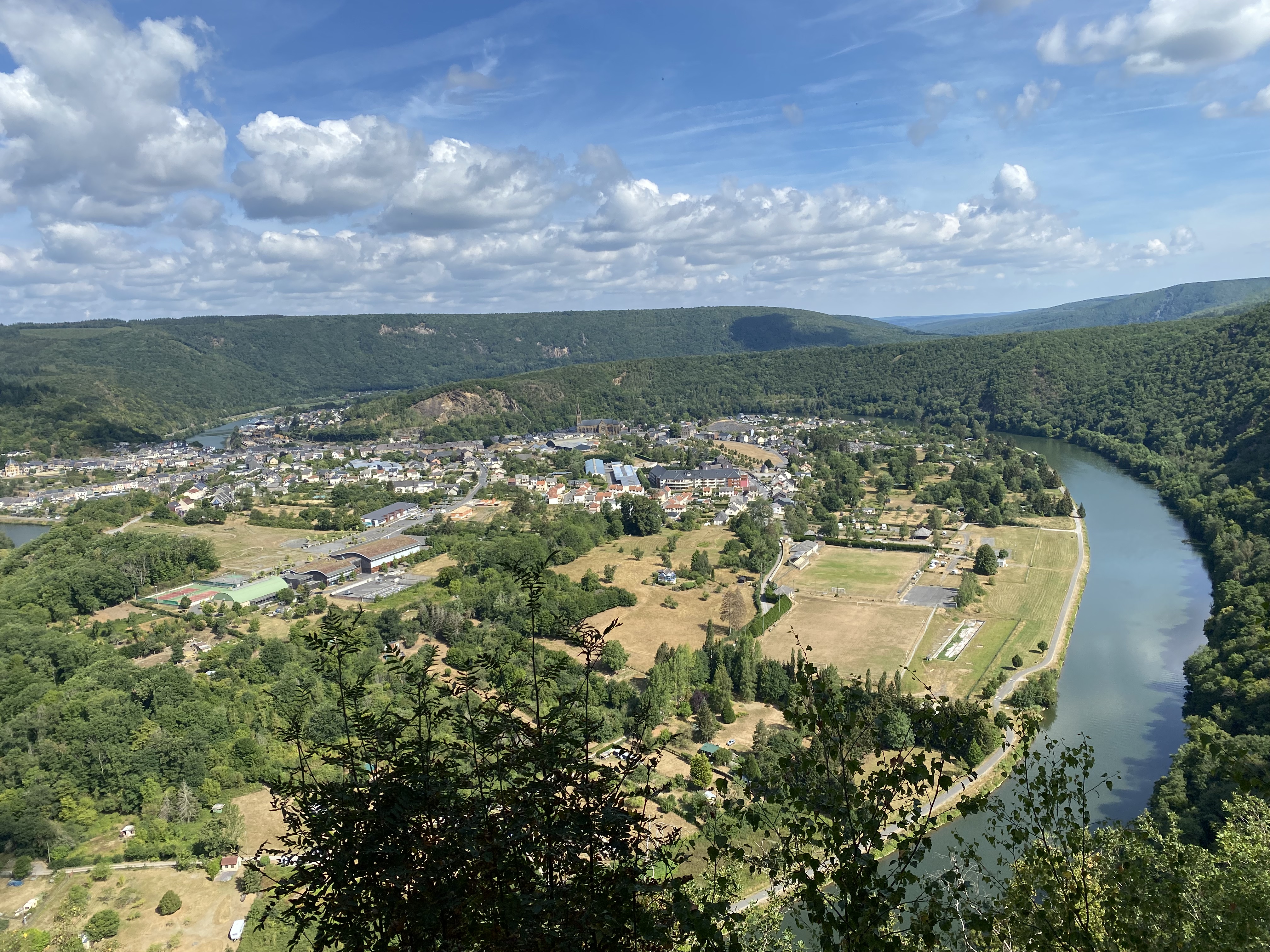 Une vue spectaculaire sur la boucle de la Meuse à Fumay (©bc)