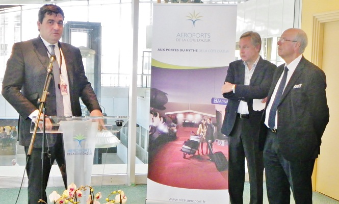 Dominique Tillaud Président Société Aéroports Côte d’Azur, Michael Friisdahl, Président-Directeur Général du Groupe de voyage d’agrément Air Canada rouge et Alain Gumiel Président CRT Riviera Côte d’Azur - Photo M.B. Dominique Tillaud Président Société Aéroports Côte d’Azur, Michael Friisdahl, Président-Directeur Général du Groupe de voyage d’agrément Air Canada rouge et Alain Gumiel Président CRT Riviera Côte d’Azur - Photo M.B.