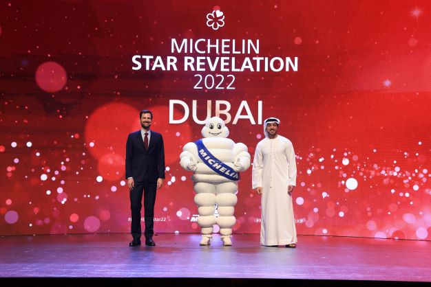 Gwendal Poullenec, directeur international des guides Michelin, et Issam Kazim, directeur général de l'office de tourisme de Dubai à la cérémonie de lancement du guide Michelin Dubai (DR Dubai Tourism)