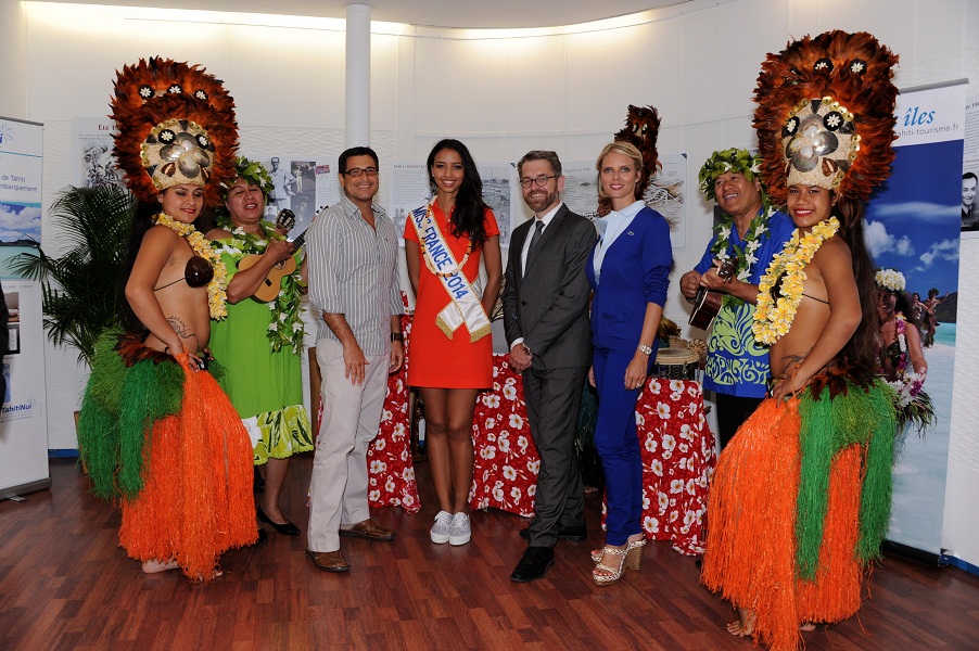 Les responsables de TAHITI TOURISME et d'AIR TAHITI  NUI qui ont accueillie hier soir Flora COQUEREL, Miss France 2014  avec l'orchestre polynésien - Photo PhB