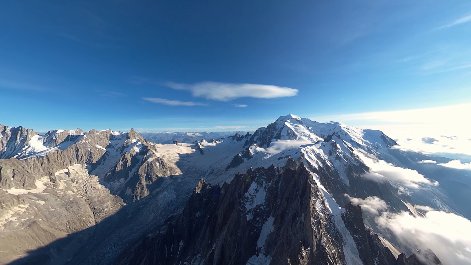Un final spectaculaire autour du Mont-Blanc (©Flyview)