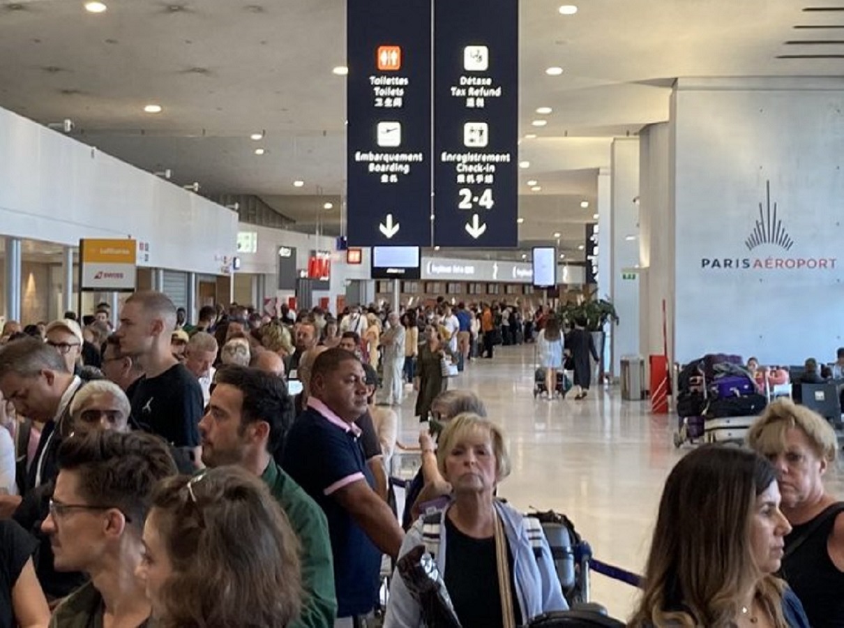 Dans les aéroports français "Les délais d'attente sont absolument insupportables, en presque 50 ans dans l'aérien, je n'ai jamais connu une telle pagaille" selon Jean-Pierre Sauvage (BAR) - Compte Twitter @François Beaudonnet