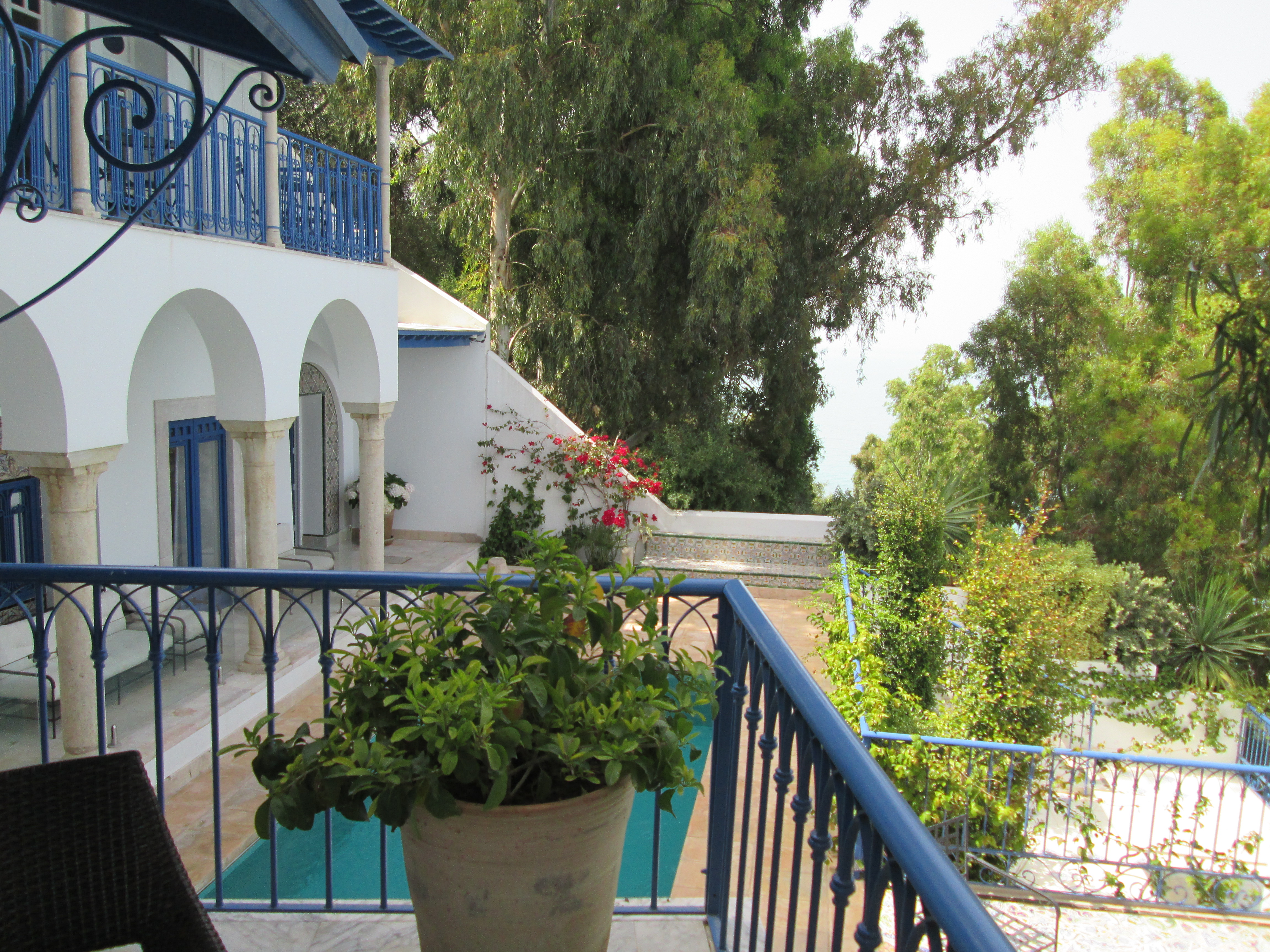 Chambres sur terrasses, sur piscine, sur jardin. Toutes ont une vue imprenable sur la mer.