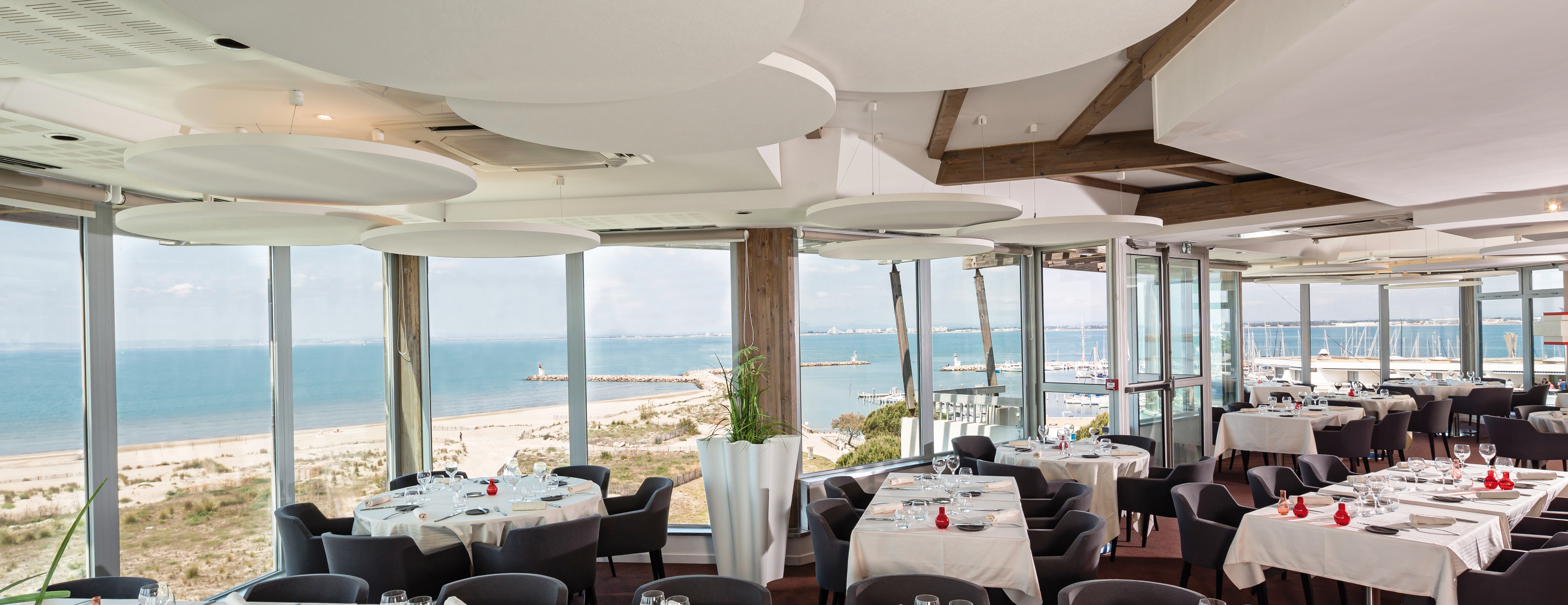 Le resstaurant plage des Bains de Camargue qui rouvrait le 12 mai 2014 après rénovation