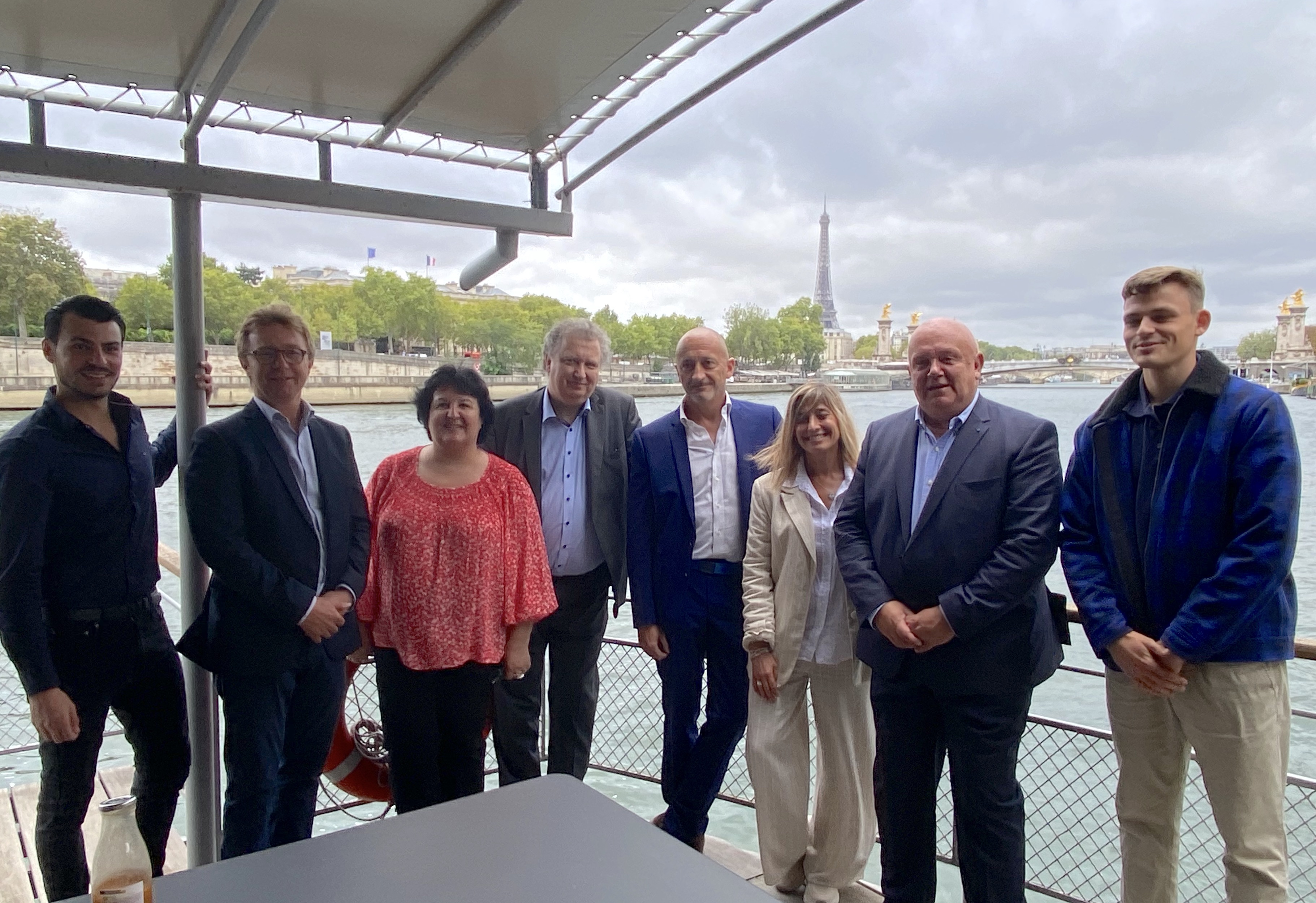 Autour de Philippe Videau (2e à partir de la D) Corine Renard, directrice des Ventes, David Blouin, directeur des Opérations, Eric Lustman, directeur Commercial et Marketing, Isabelle Vareille, directrice des Programmes, Jérôme Oudin, directeur Financier, et Michaël Blanc, responsable Marketing (©BC)