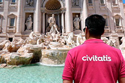 Devant la Fontaine de Trevi lors de la visite guidée en français à Rome © Civitatis