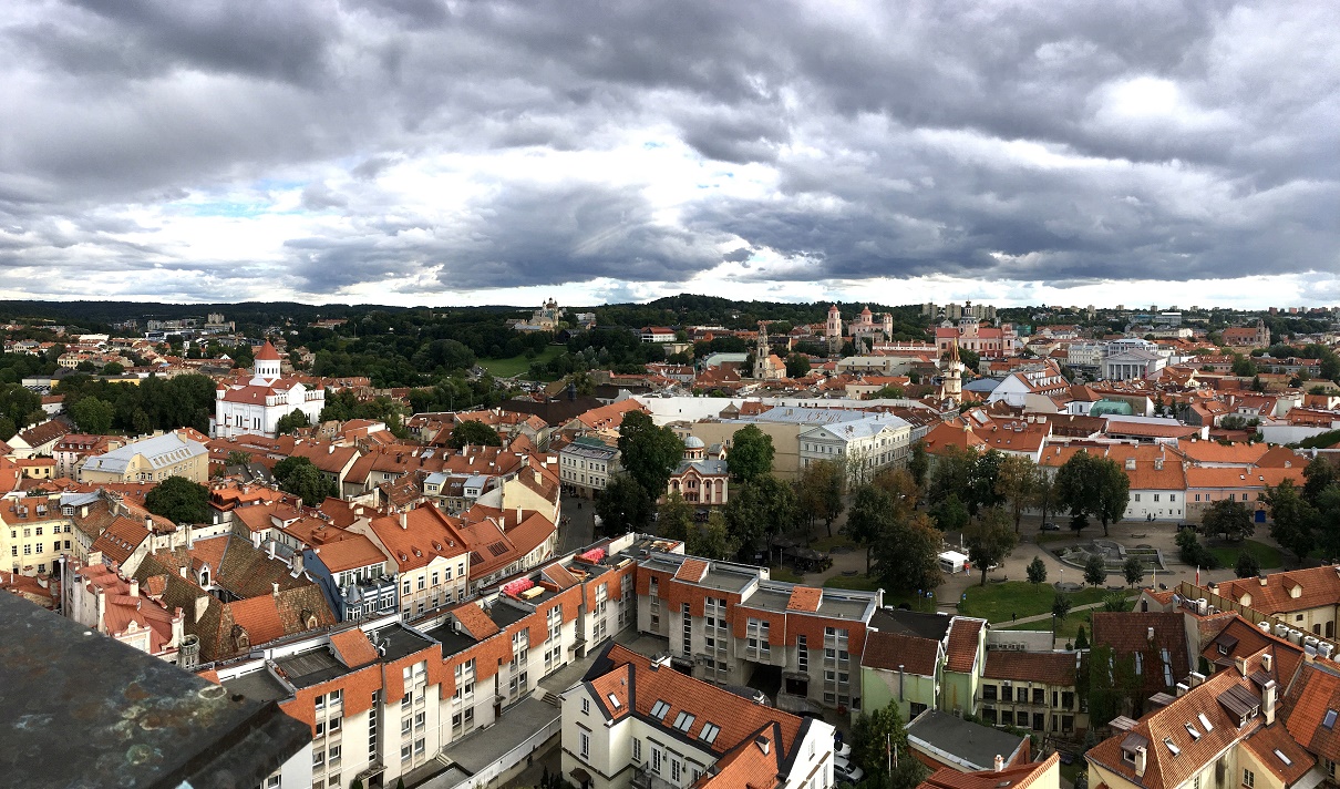Inscrite sur la liste du Patrimoine mondiale par l'Unesco depuis 1994, la vieille ville de Vilnius qui est l'une des mieux conservées d'Europe du Nord, regorge d'édifices de styles gothique, renaissance, baroque et classique. - PHOTO PB