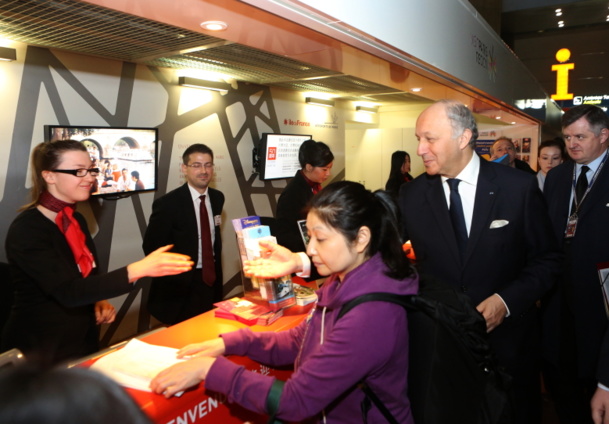 Laurent Fabius n'hésite pas à se lever de bonne heure pour accueillir les chinoas à Roissy... = Photo : MAEDI/F. de la Mure