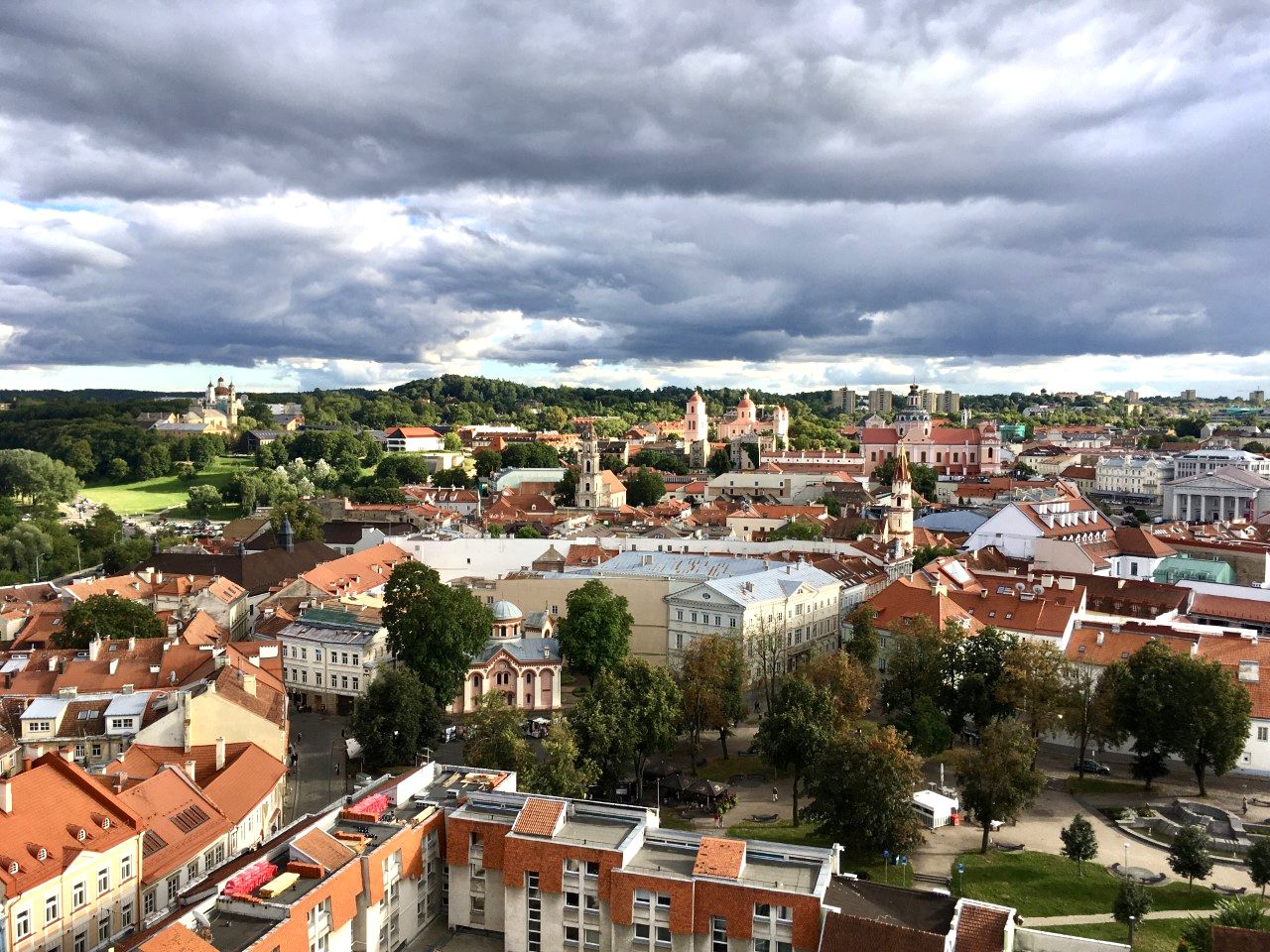 Ville verdoyante, Vilnius, la capitale de la Lituanie  est aussi, selon l'UNESCO, une "ville multiculturelle exceptionnelle, dans laquelle les influences de l'Ouest et de l'Est ont été fusionnées" (Photo PB)