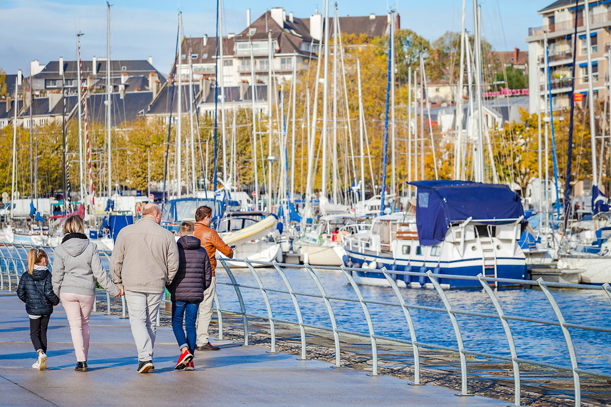 Balade en famille sur le Port de Caen © Sabina Lorkin