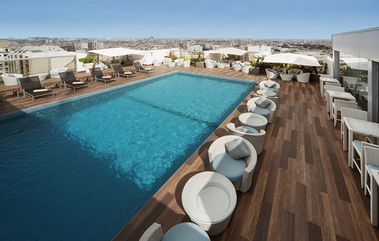 Le Mövenpick Hotel Casablanca dispose d'une piscine sur son toit avec une vue imprenable sur la ville - Photo DR