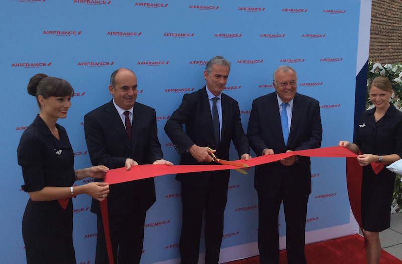 L'équipe d'Air France lors de l'inauguration du premier Boeing équipé de la nouvelle cabine. DR