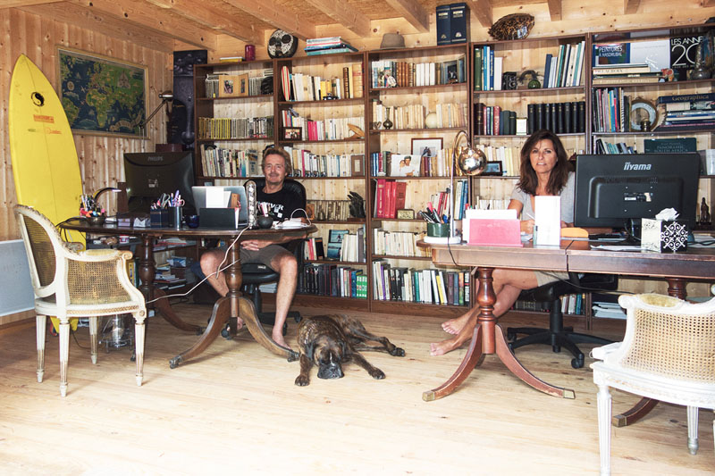 Jean-Hervé Cristol et sa femme dans leur bureau au Cap Ferret - DR