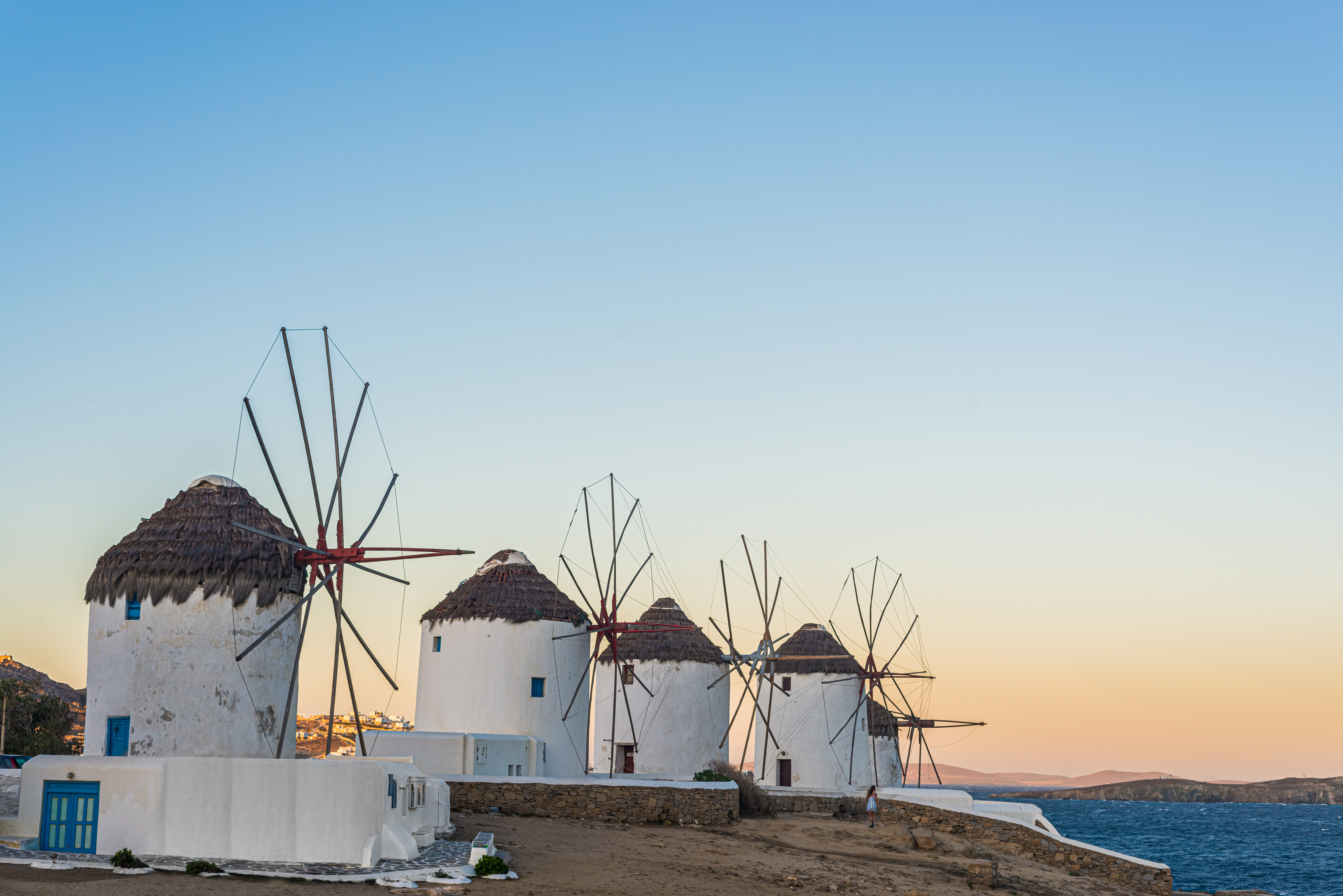 Moulins à vent de Mykonos dans l'archipel des Cyclades, Grèce © Anibal Trejo