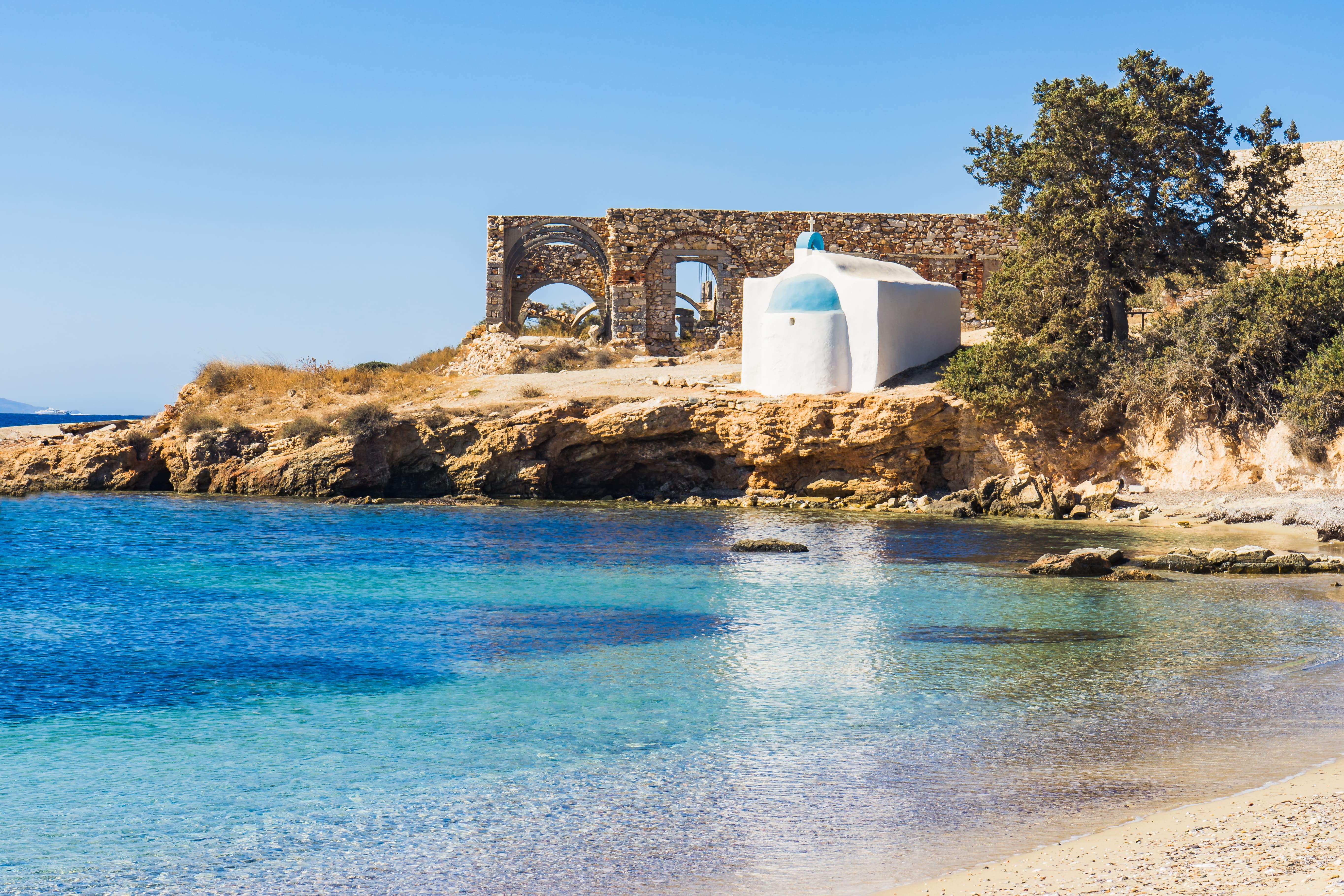 Chapelle d'Agios Ioannis sur la plage d'Aliko dans l'île de Naxos, Cyclades en Grèce © LabbePhotography