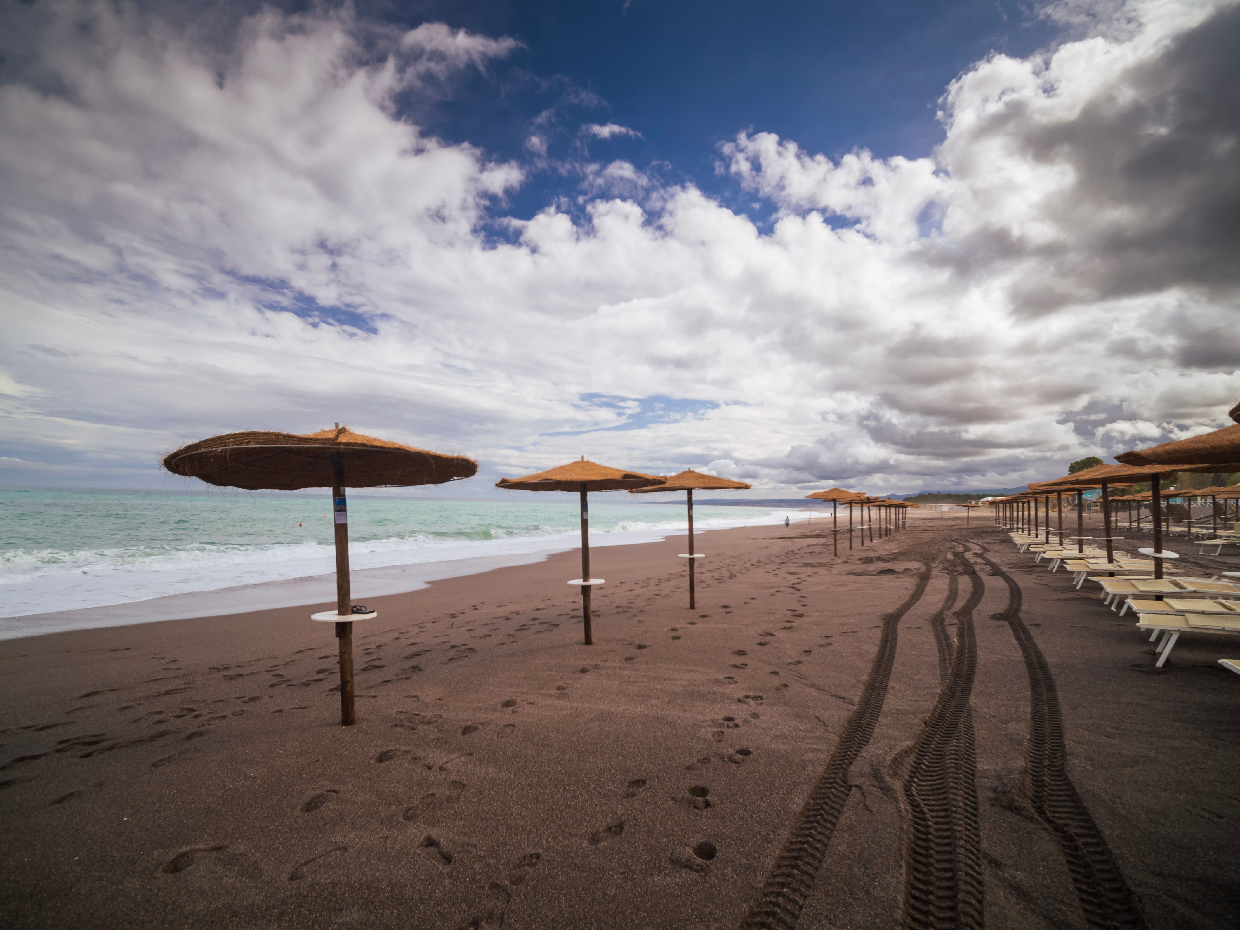 plage avec parasols à Giardini Naxos © Marco - stock.adobe.com