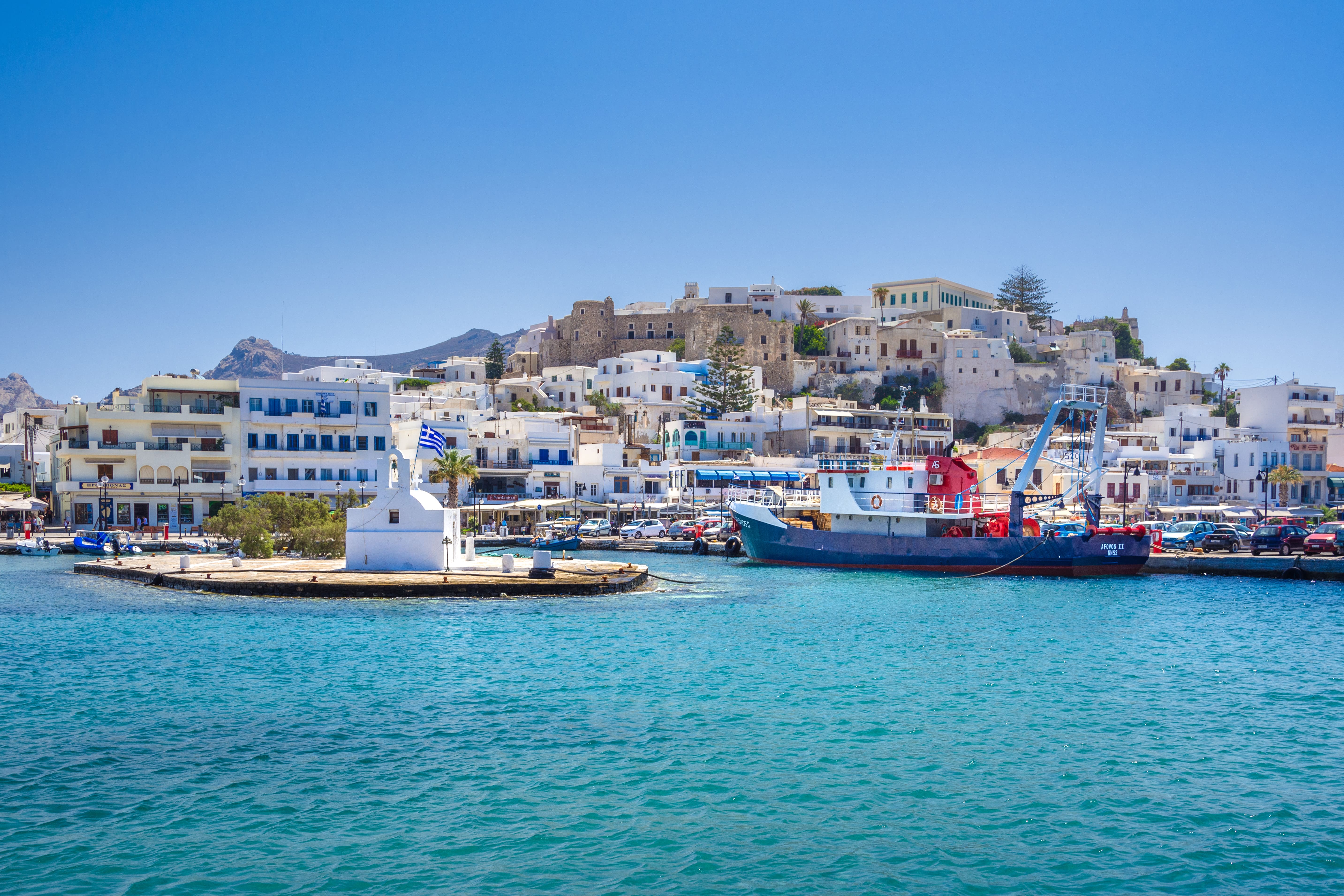 Chora de l'île de Naxos, vue du célèbre point de repère de la Portara et de la passerelle en pierre naturelle vers le village, Cyclades, Grèce © gatsi - stock.adobe.com